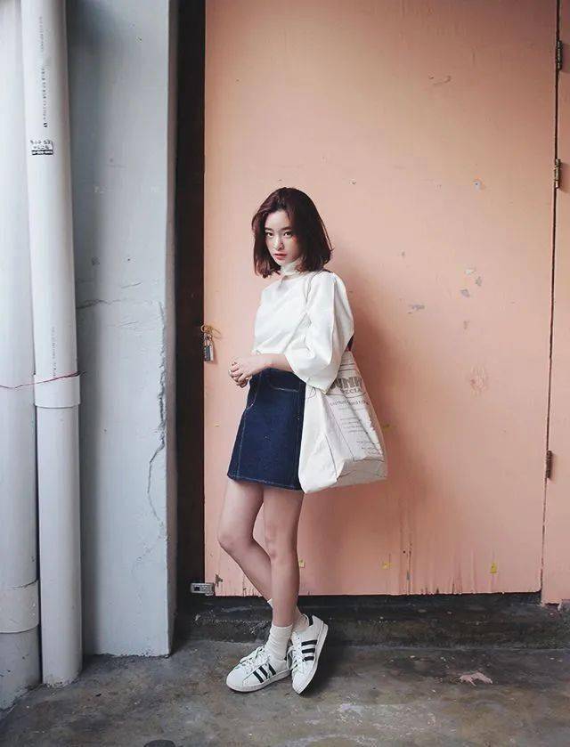裙子 小白鞋,裙子 帆布鞋,早秋这么穿美炸了!