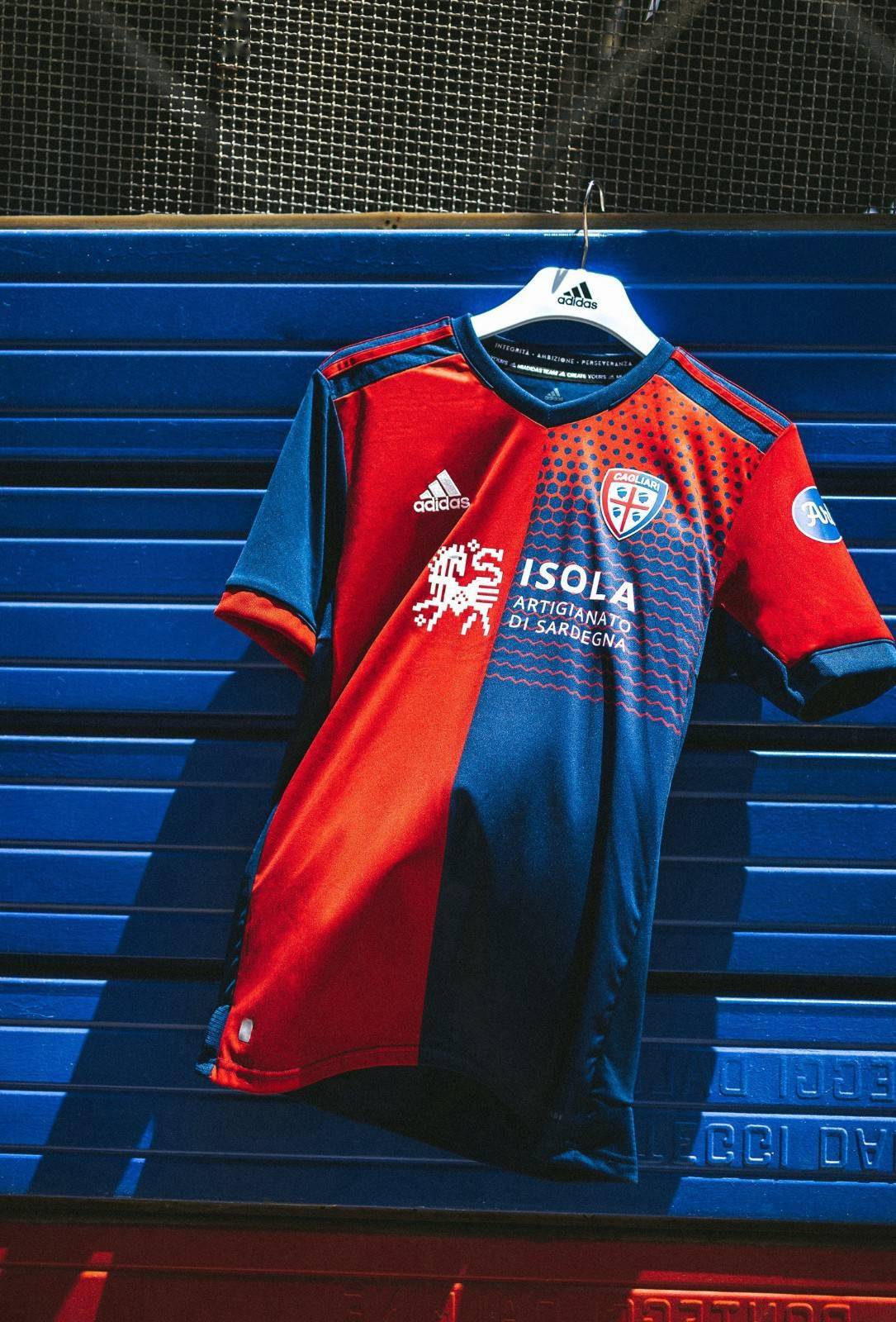 阿迪达斯发布卡利亚里2021/22赛季主场球衣