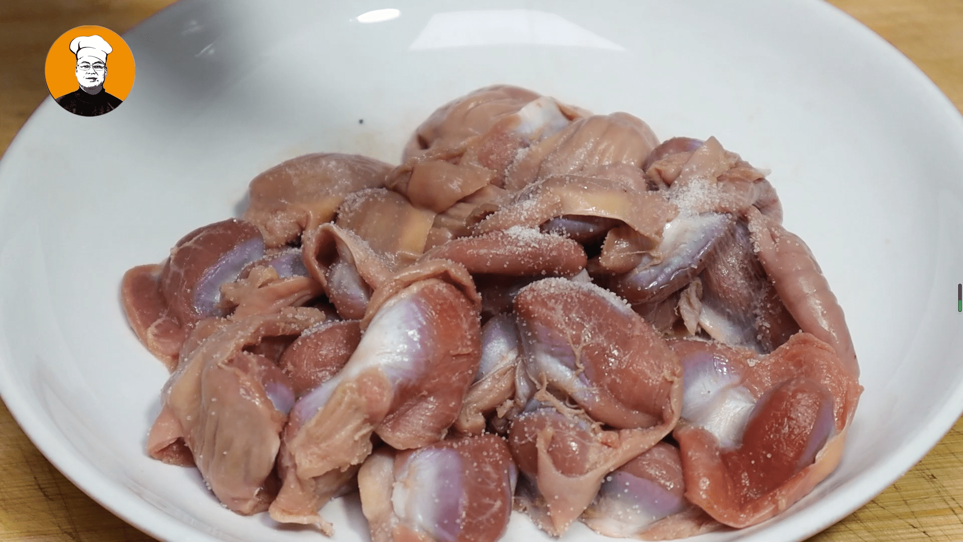 4,先把买回来鸡肫鸡肫皮处理干净,再放入少许食盐,用手揉搓一下,这样