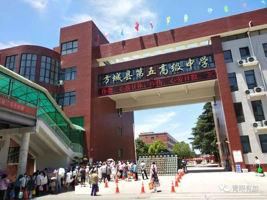 儿子自己找到我们方城县吉他协会的会长赵威栋老师拜师学艺.