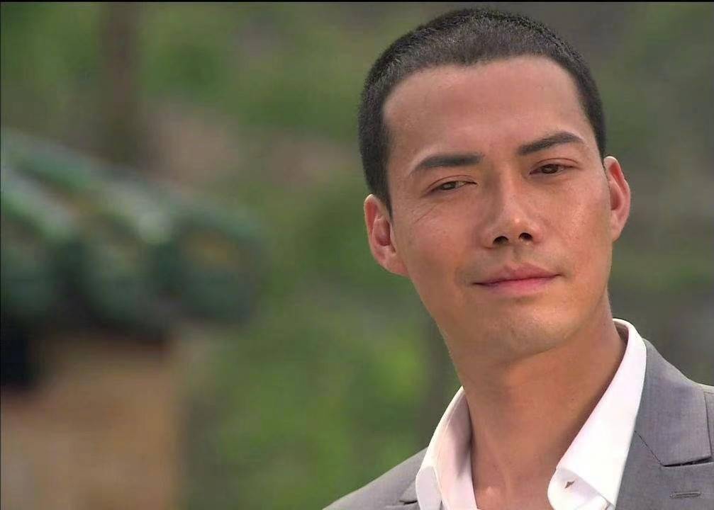 54岁香港艺人谢天华怀抱女儿显露炫耀脸网友陈小春好羡慕