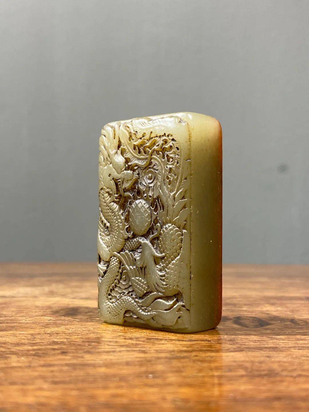 此雕龙凤钮佛像章的材质是早已绝产的福建寿山将军洞芙蓉石,清末将军