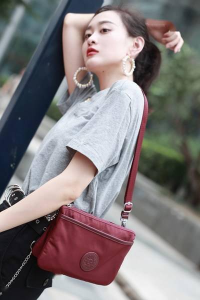 时刻|“轻”状态，不下线，Kipling 全新PAKA系列，12小时轻盈随行