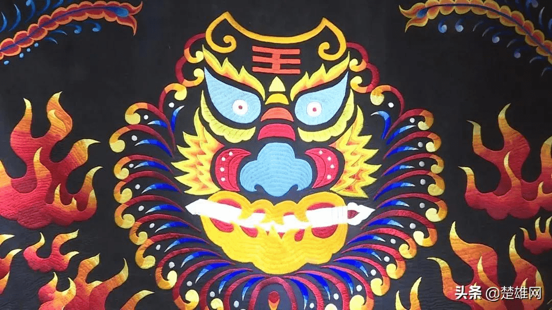 图案设计,色彩搭配等,培训还通过举办了"楚雄市彝绣动态展"和"彝绣