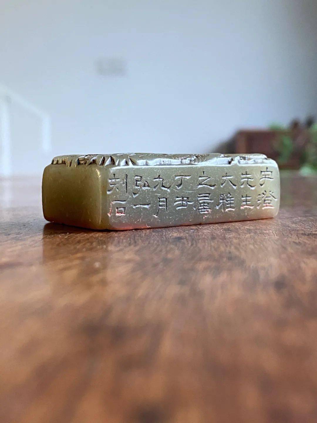 表面光泽明亮,老芙蓉石质地手感温润,自然沁斑流畅,龙凤钮,边款篆刻与