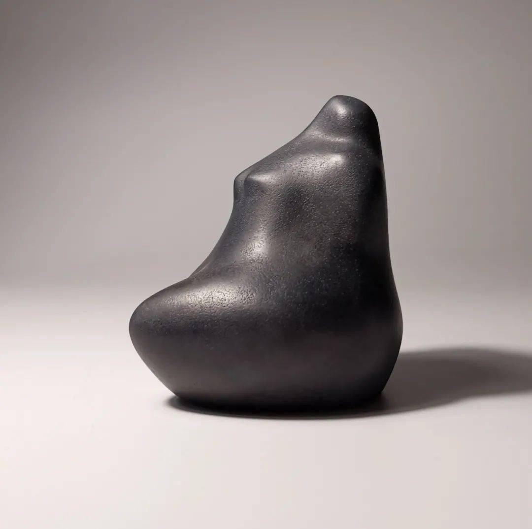 【艺术人物】王哲用极简的形体塑造出人与自然_cm