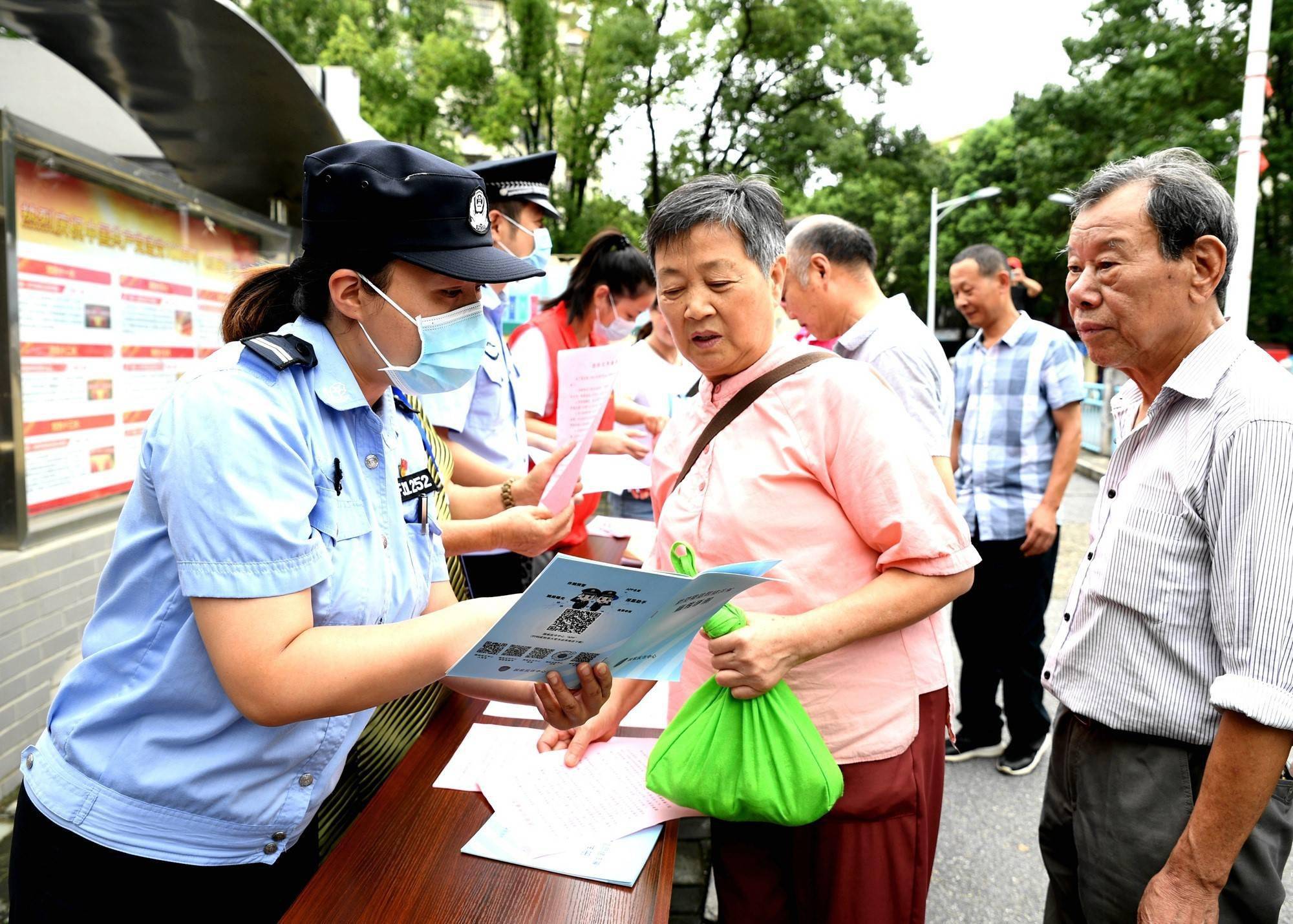 安庆大观区:新规8月起施行 社区民警上门宣传