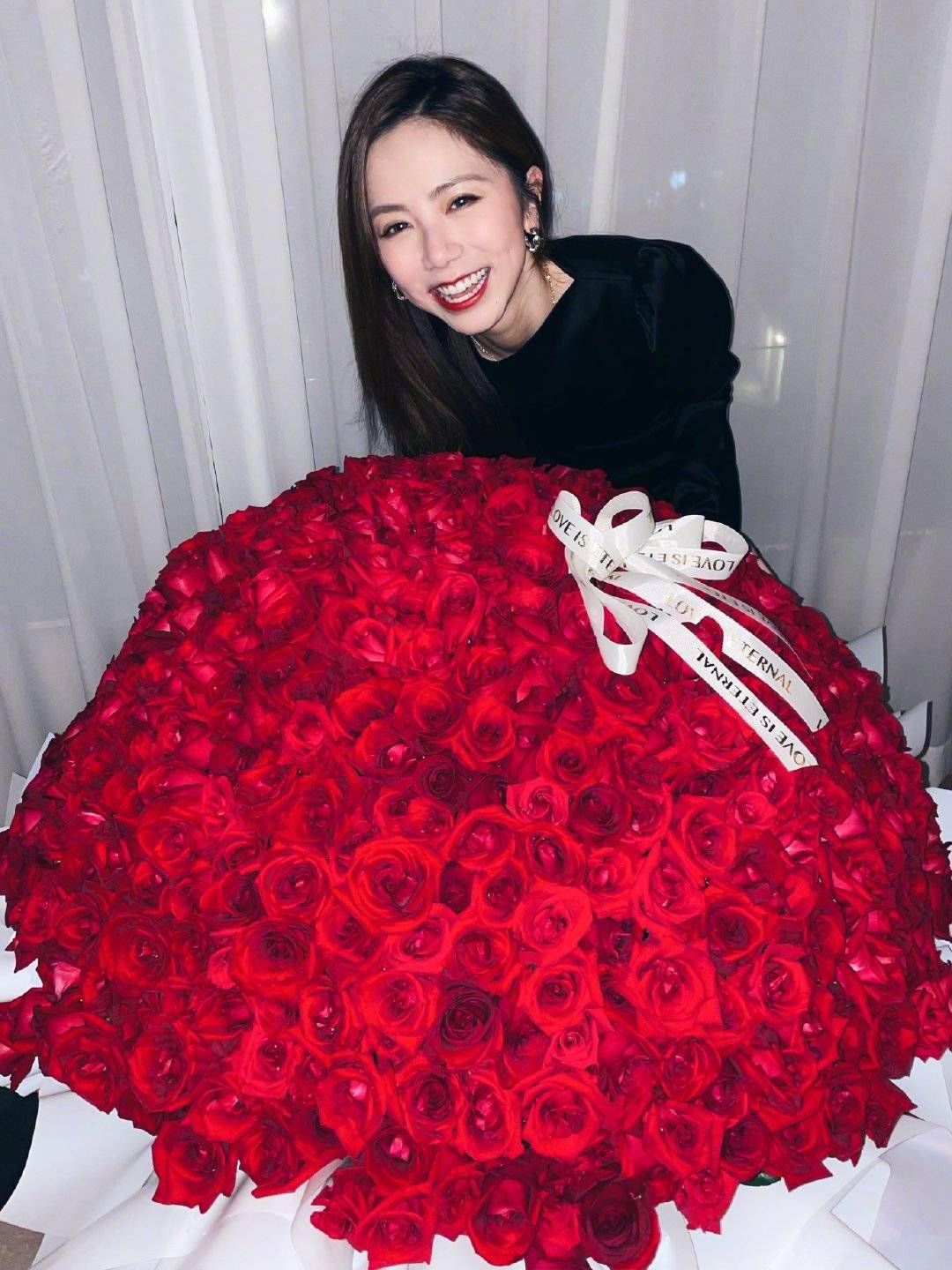 鄧紫棋慶30歲生日，小男友送999朵巨型玫瑰，場景浪漫疑求婚成功？ 娛樂 第5張