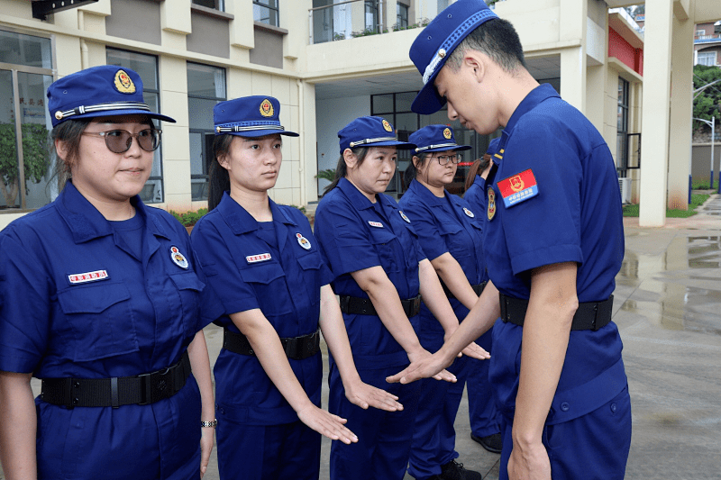 8月16日,富民县消防救援大队为全体消防文员发放制式服装,并以换装为