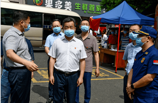 来到益阳宝悦嘉电子有限公司,陈竞现场察看了企业生产车间和危化品