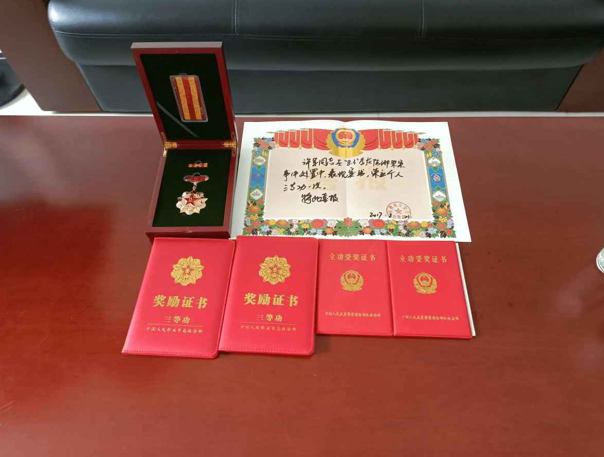 里一共有8人,一名嫌疑人强行将1名法院工作人员和5名群众扣留在房间里