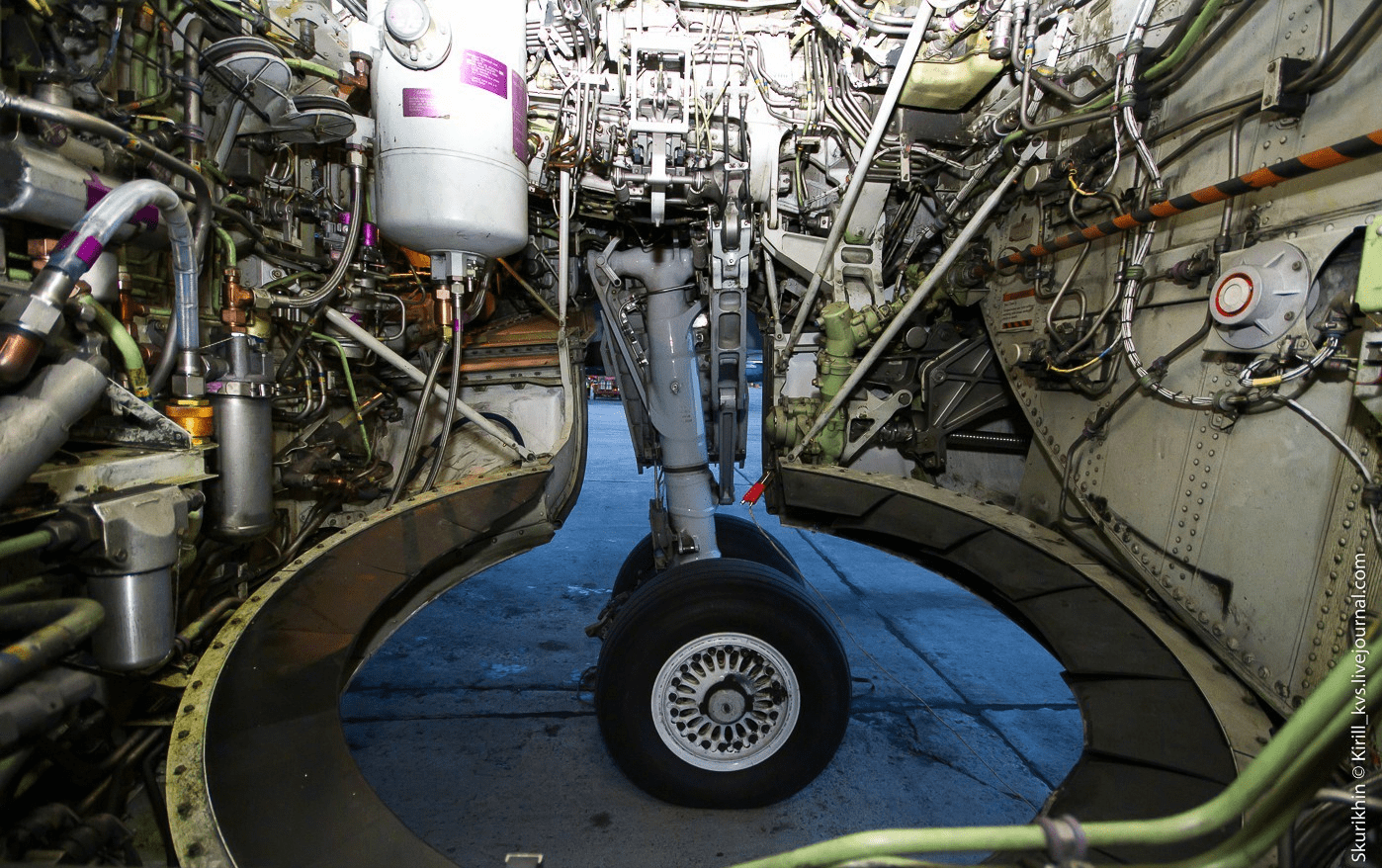 飞机"挂票"有多难坐?扒起落架舱需过三道鬼门关,成功率不足1%