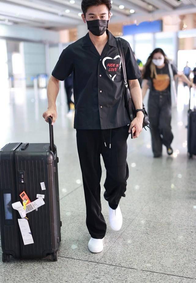 乔振宇穿衬衫似大男孩,配拉链裤挺潮的,眼角有皱纹但不减气质