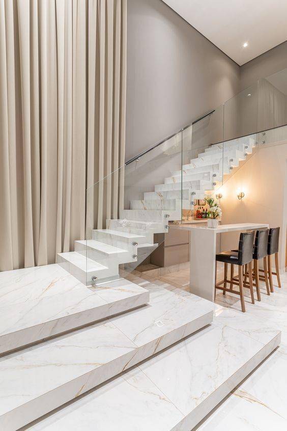 偏爱大理石楼梯并不是一时兴起这档次不是一般材质能比得过的