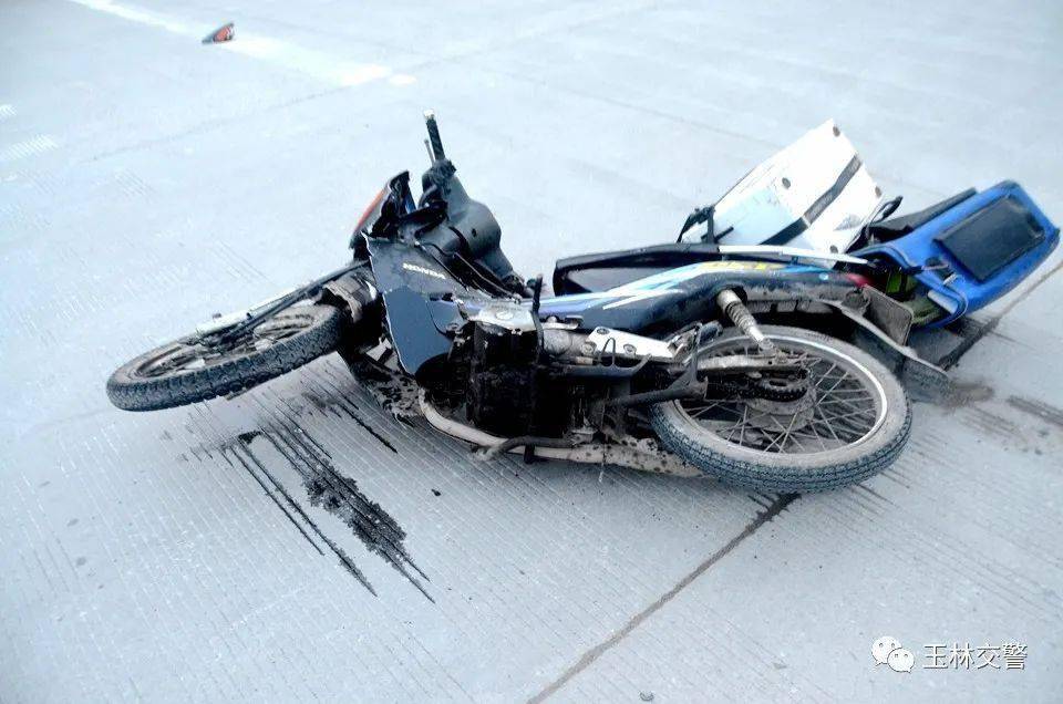 驾驶一辆桂k号牌小型轿车沿金港大道由银丰桥方向往二环南路方向行驶