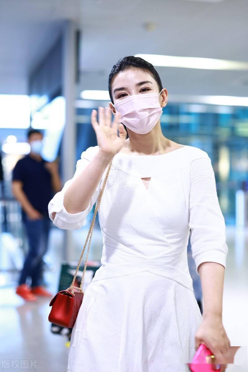 街拍:黄奕白色长袖连衣裙 玛丽珍鞋甜美减龄