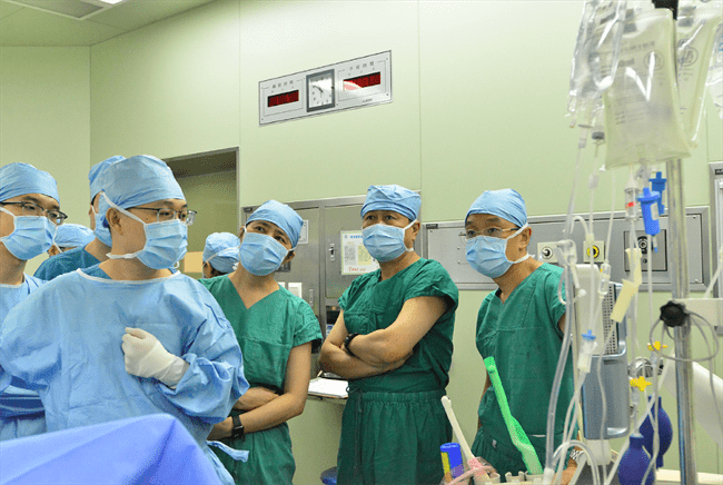 孙世波|哈医大二院多学科联合完成超声引导荧光腹腔镜下扩大左半肝切除