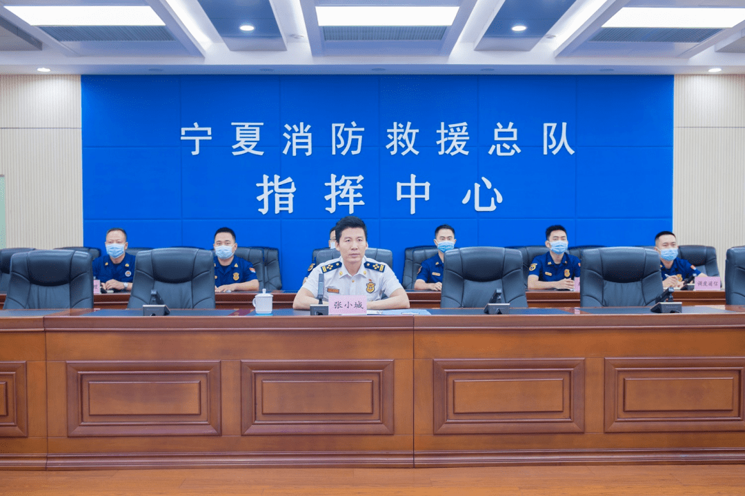 刘松奇副总队长在演练现场实施前沿指挥