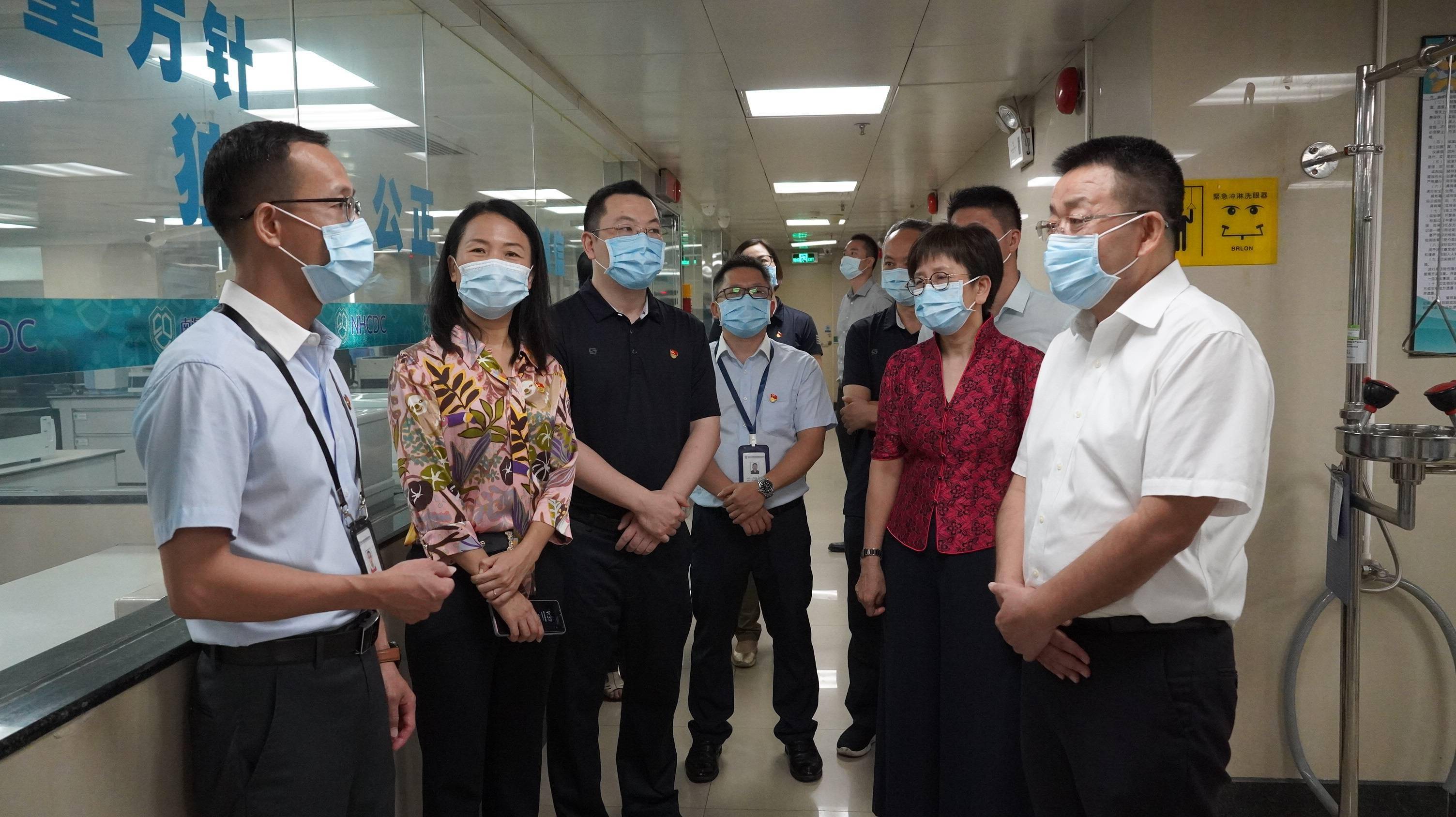 南海区委书记,区长顾耀辉和副区长冼富兰了解基层医务人员工作情况