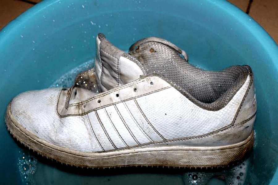用这种方法一口气清洁14双脏鞋刷擦得干净还省水