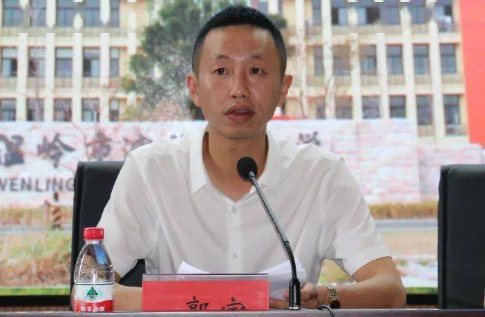 镇党委副书记,镇长郭寅肯定了滨海镇中学近几年来取得的优秀成绩,并