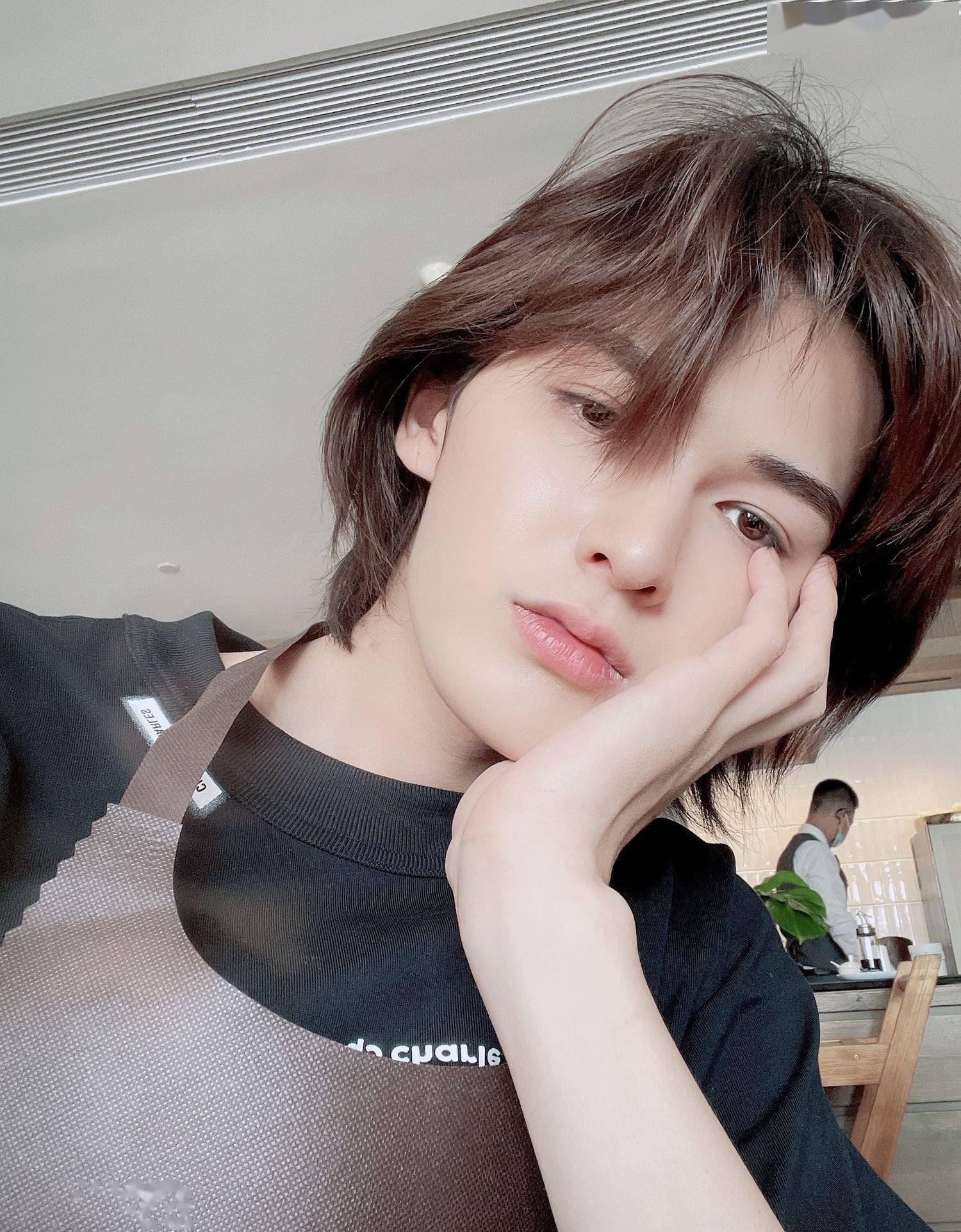 洋柿子投递boss初秋明信片 朱正廷晒新鲜自拍,戏外生活惬意