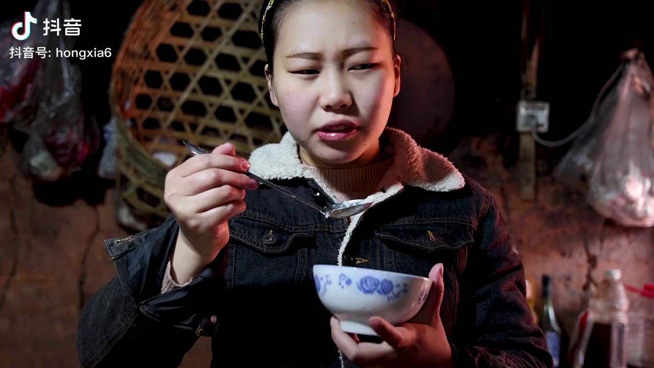 今天洪霞整的才是正宗黑暗料理汤都是黑的居然有人说好吃洪霞妹儿