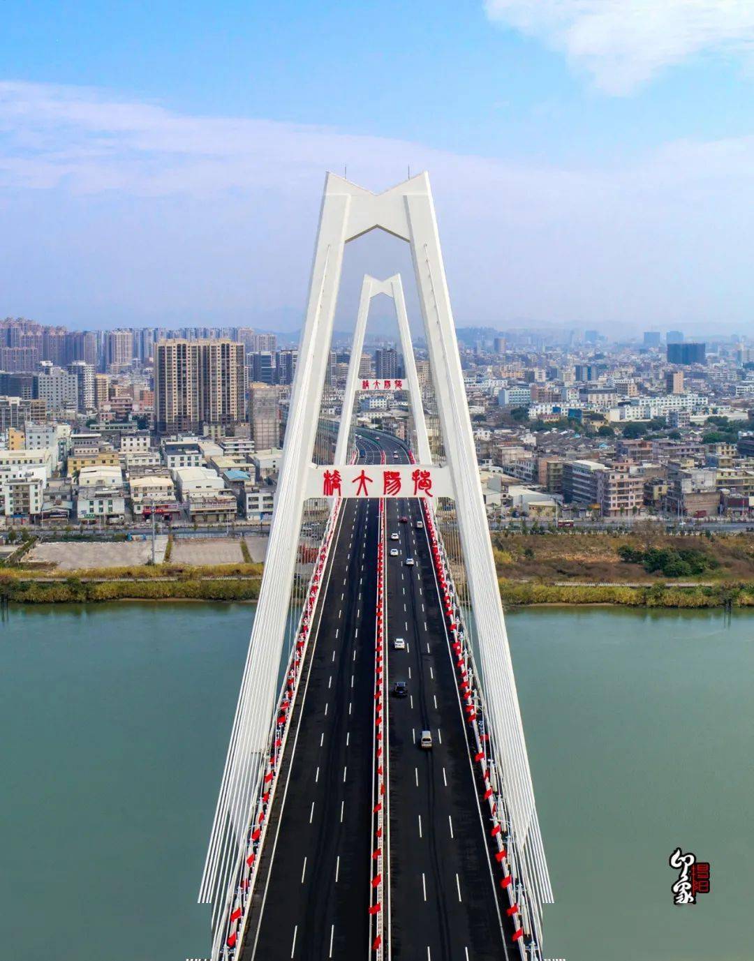 揭阳大桥长虹飞渡水中央