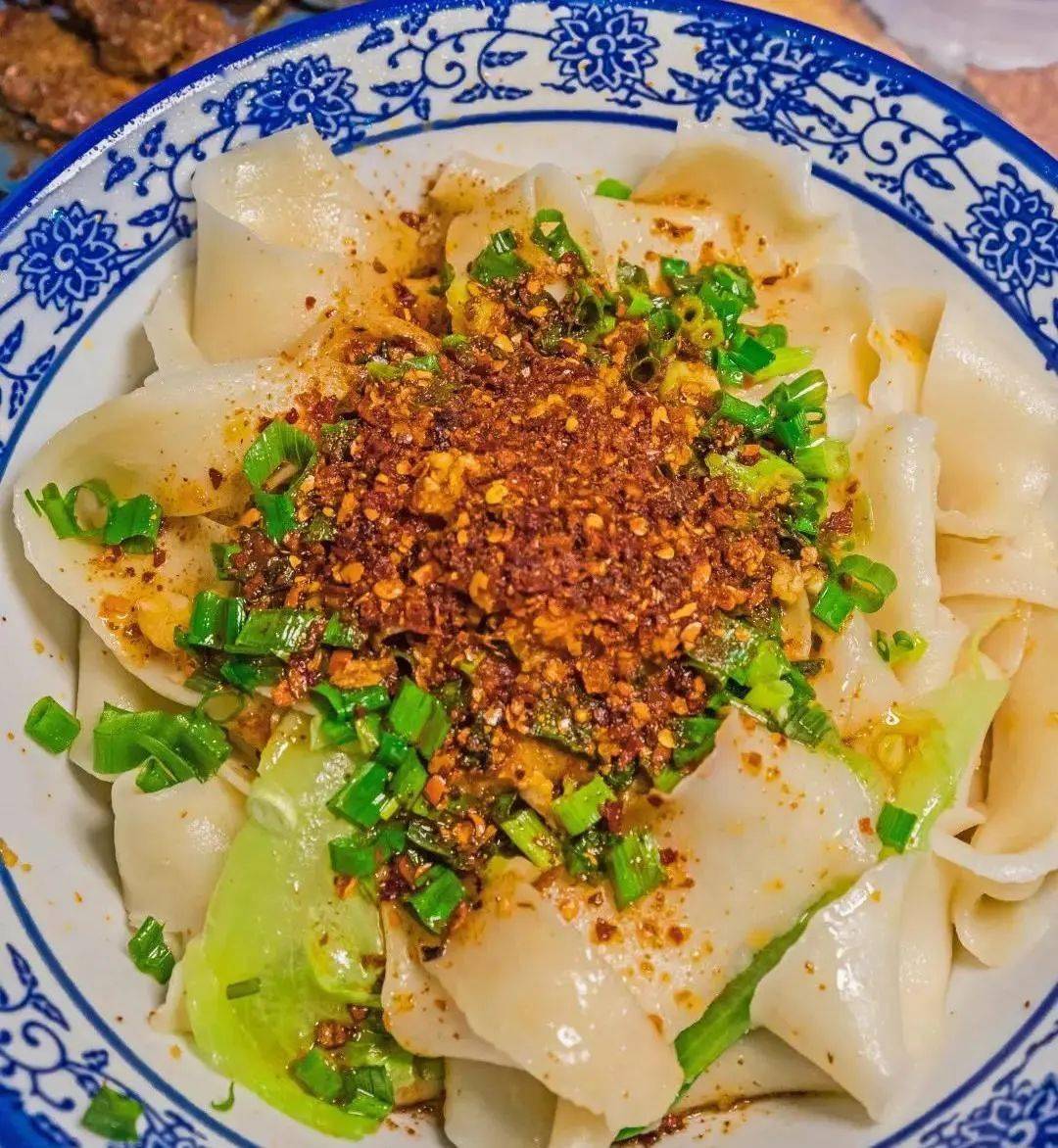 面条筋道辣椒香浓饱腹感强陕西人,无面不欢当一大老碗面端上来一寸多