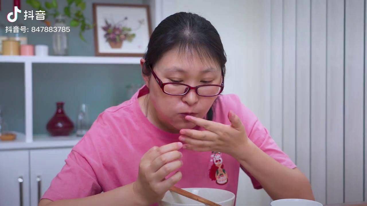 媳妇爱吃鱼,喷香哥做香酥带鱼,五条鱼炸熟再蒸,鱼肉鱼刺都能吃 美食