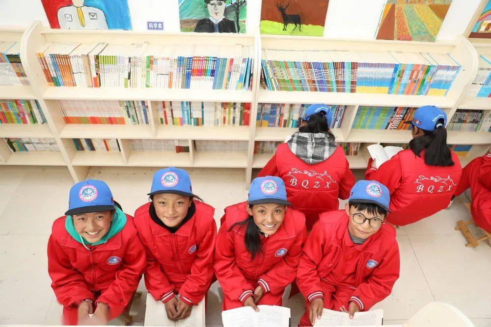 图书馆里2020年7月31日,西藏那曲市巴青县中学的孩子们在图书馆里看书