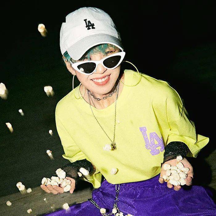 说,老花实在太有范了,再配个夸张个性的耳饰,炸街欧美风girl就是你了!