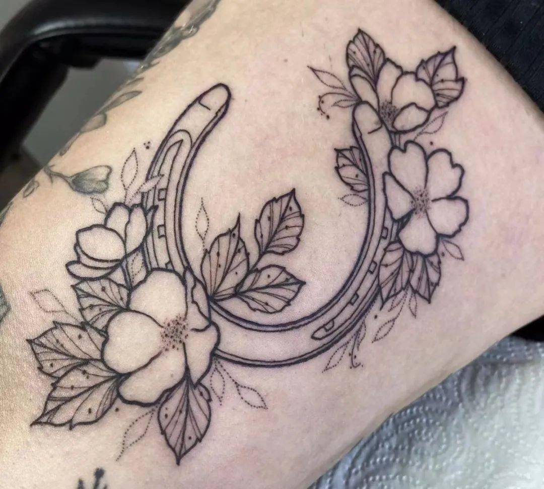 厚的坚硬的角质,马的蹄子有两层构成,骡等牲口装钉在蹄上的铁制蹄型物