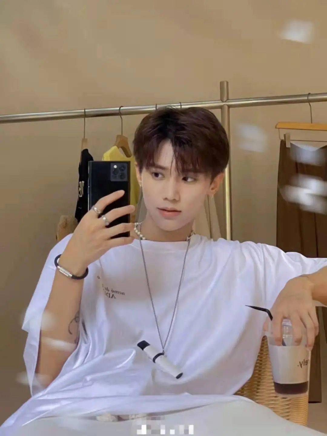 千万粉网红遭前任曝黑料!pua致女方重度抑郁,还劈腿未成年同性_唐梓