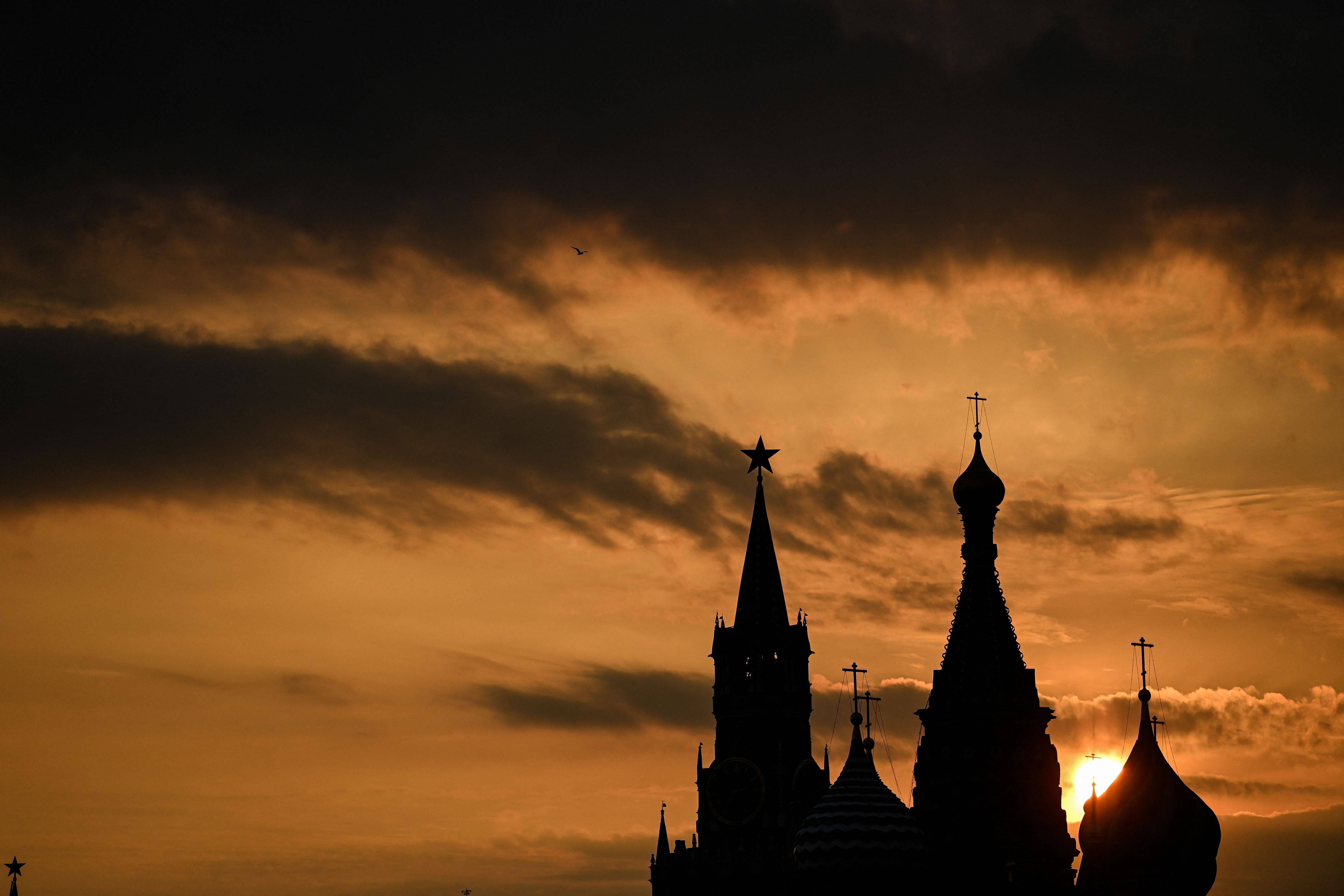 新华社/法新8月19日傍晚,一个女孩在俄罗斯莫斯科扎里亚杰公园拍照.