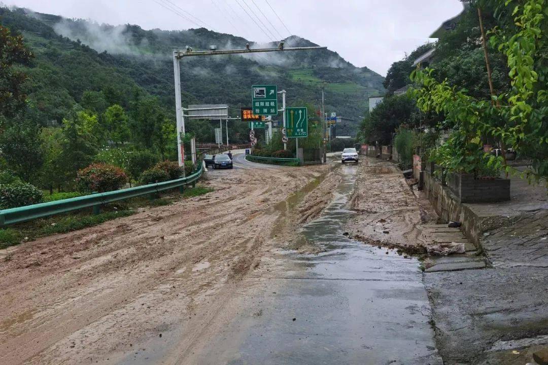 暴雨突袭旬阳公安雨夜营救