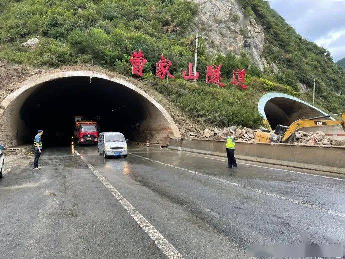 8月19日20时30分左右,西商高速曹家山隧道东口处因暴雨引发泥石流灾害