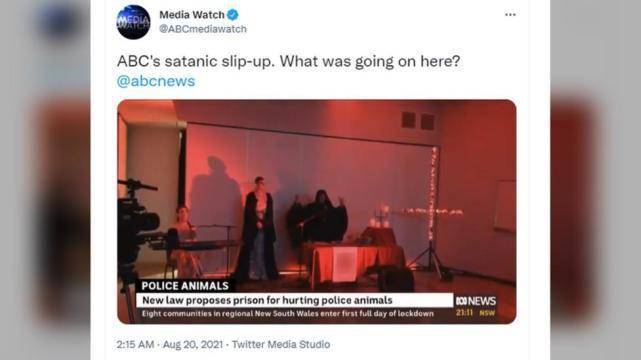 澳媒主持人正播报新闻，镜头突然切换成撒旦宗教仪式