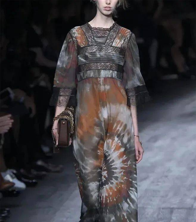 服装设计灵感 | 探索古法面料改造的无限魅力_蜡染