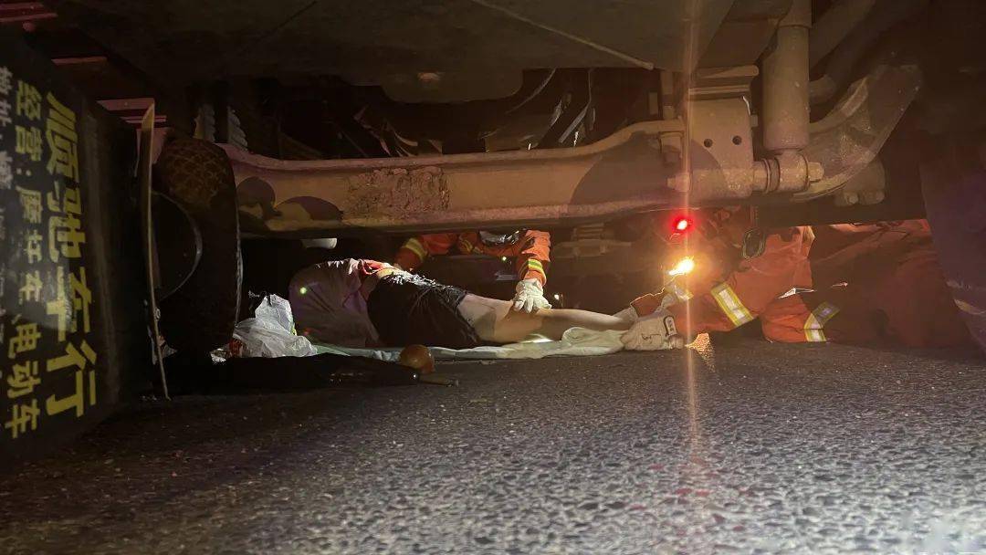 惊险普宁泥沟突发车祸女子手掌被搅拌车车轮紧紧压住