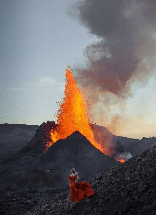 这一组与火山的自拍被她命名为"喷发"系列(eruption series)虽然困难