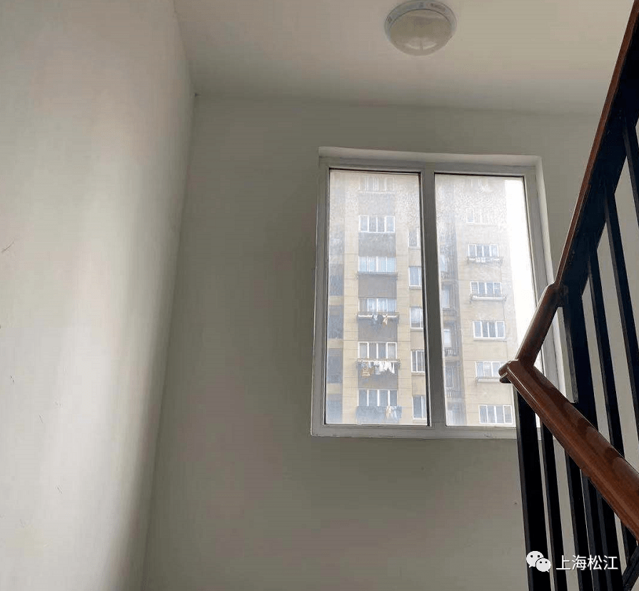 松江3个小区近800扇楼道窗全都打不开设计方有利于