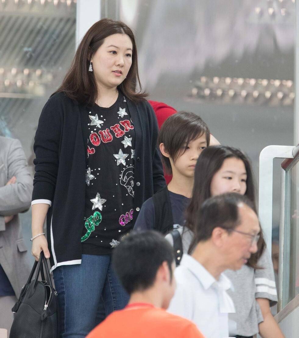 伏明霞有点肉反而挺显嫩,穿polo衫挺低调的,一点没有冠军架子