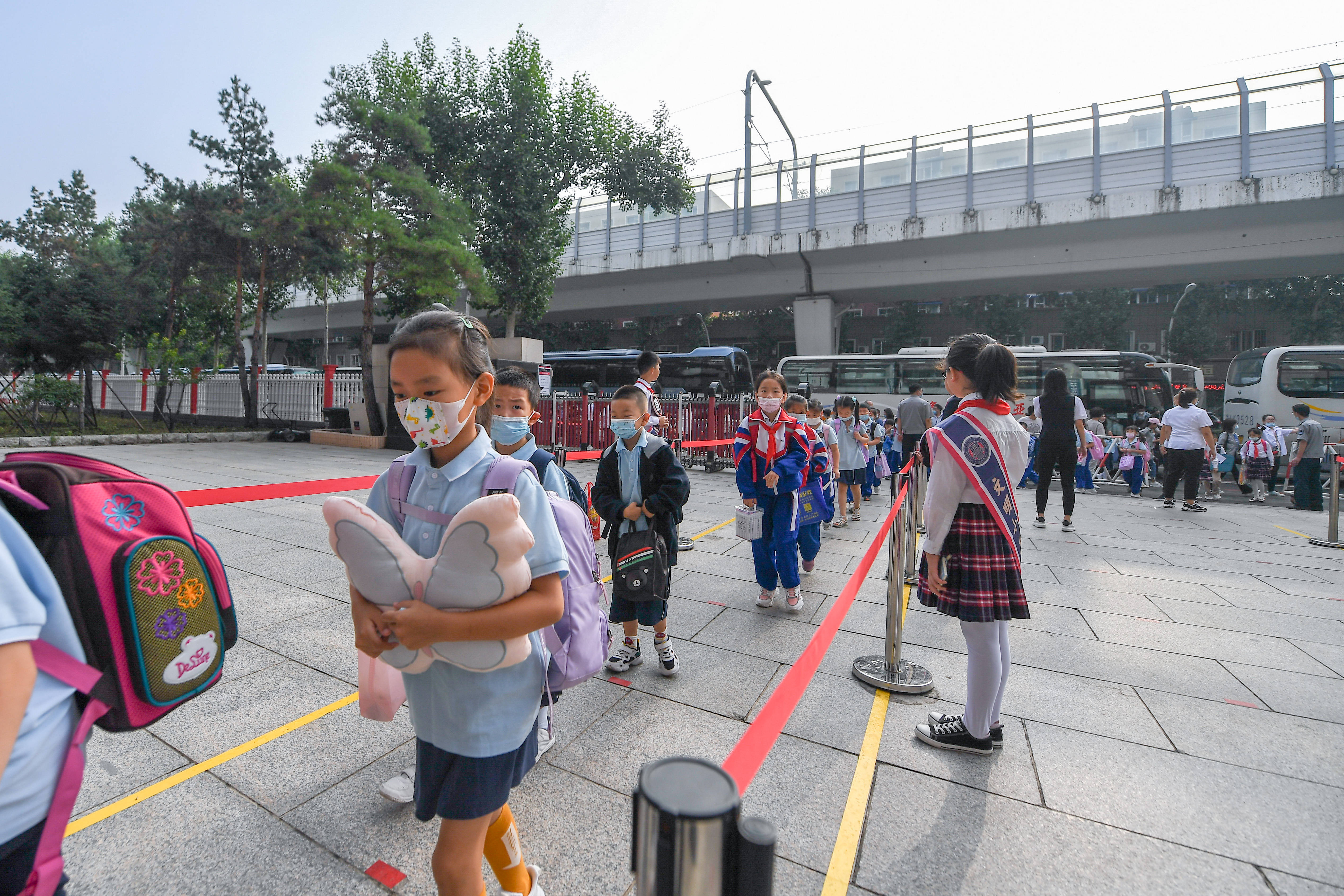 小学生整齐排队的图片图片