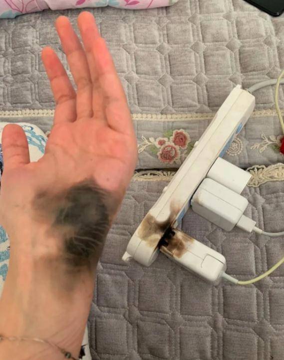 插座|这样拔插头，手被炸黑