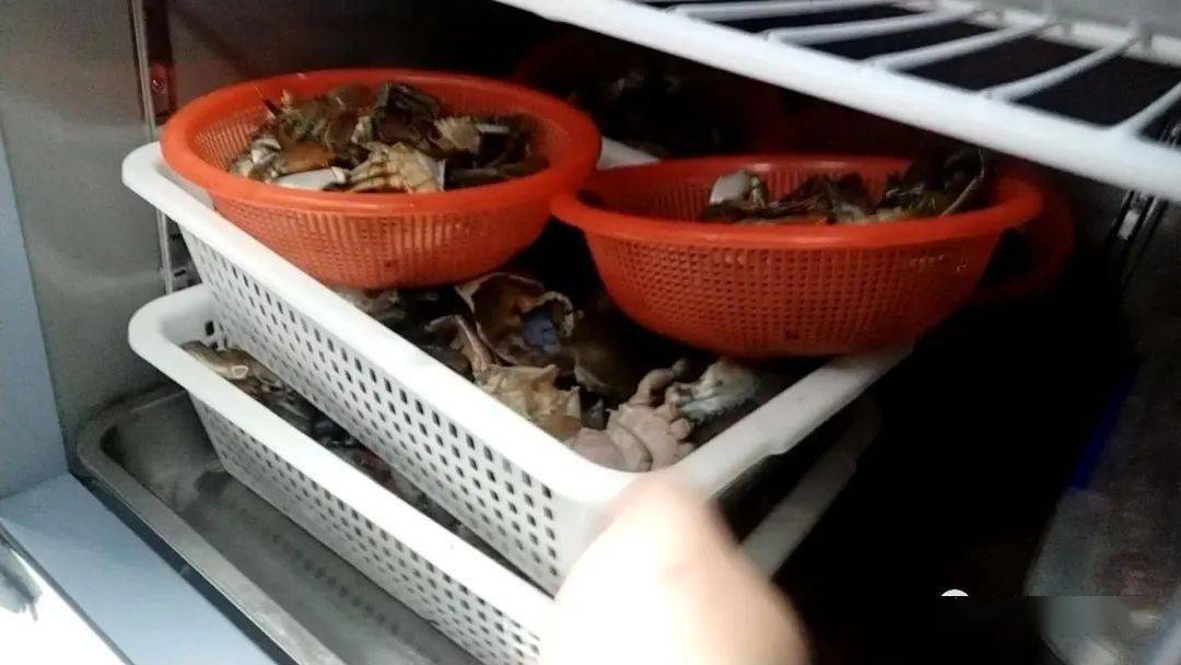 胖哥俩肉蟹煲：大量使用过期食材 隔夜死蟹充当