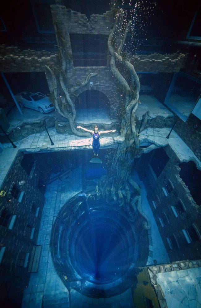 60米深的泳池？分明是深海恐惧症病源