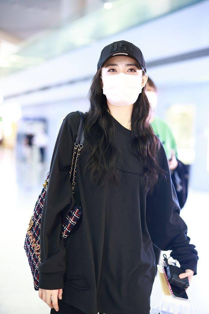 黑色|徐璐穿全黑套装又甜又飒 开心比耶和粉丝亲切互动