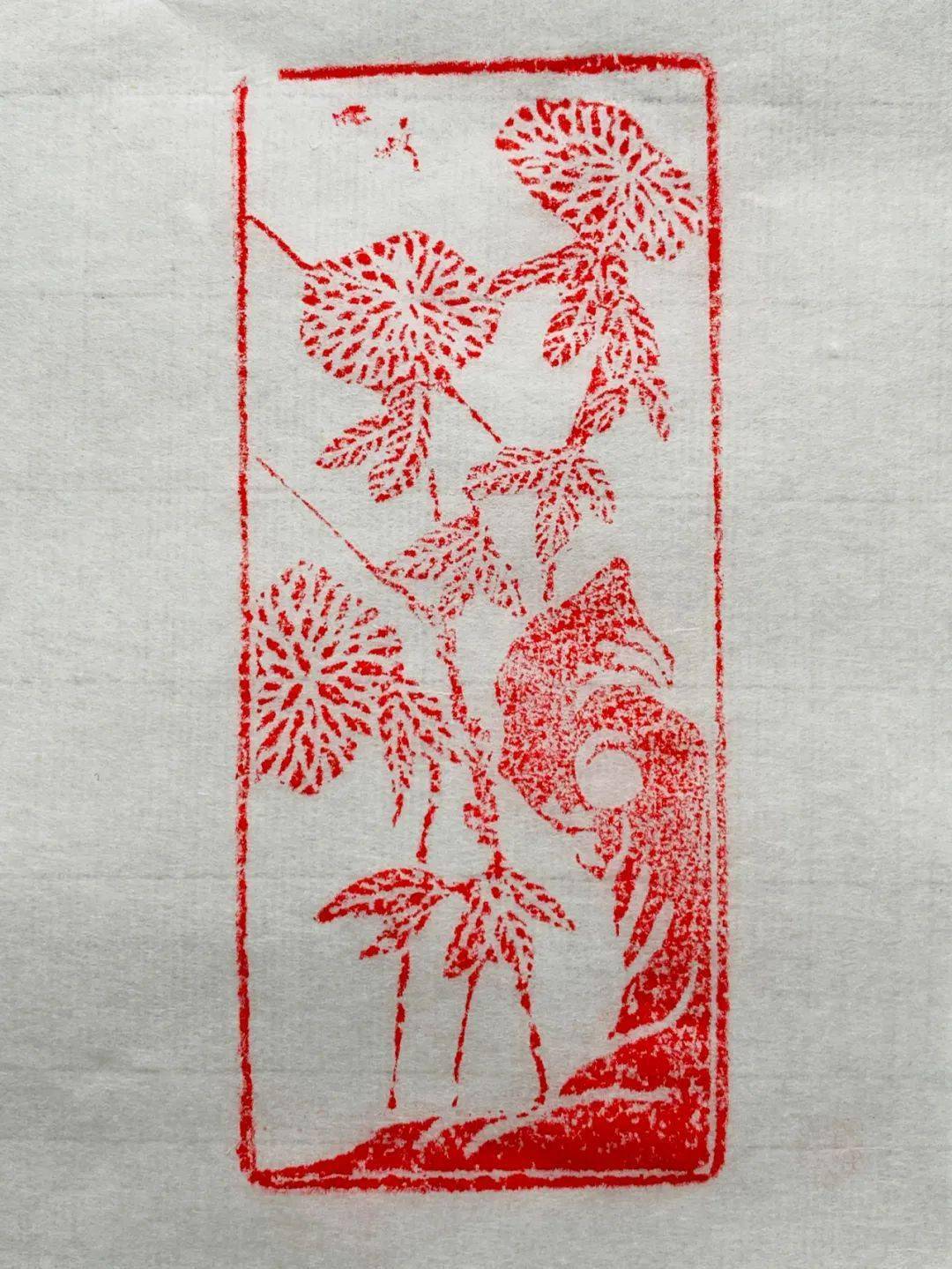 色泽深碧绿近墨色的寿山艾叶绿石,长方形矮章底部印面陰刻奇石菊花纹