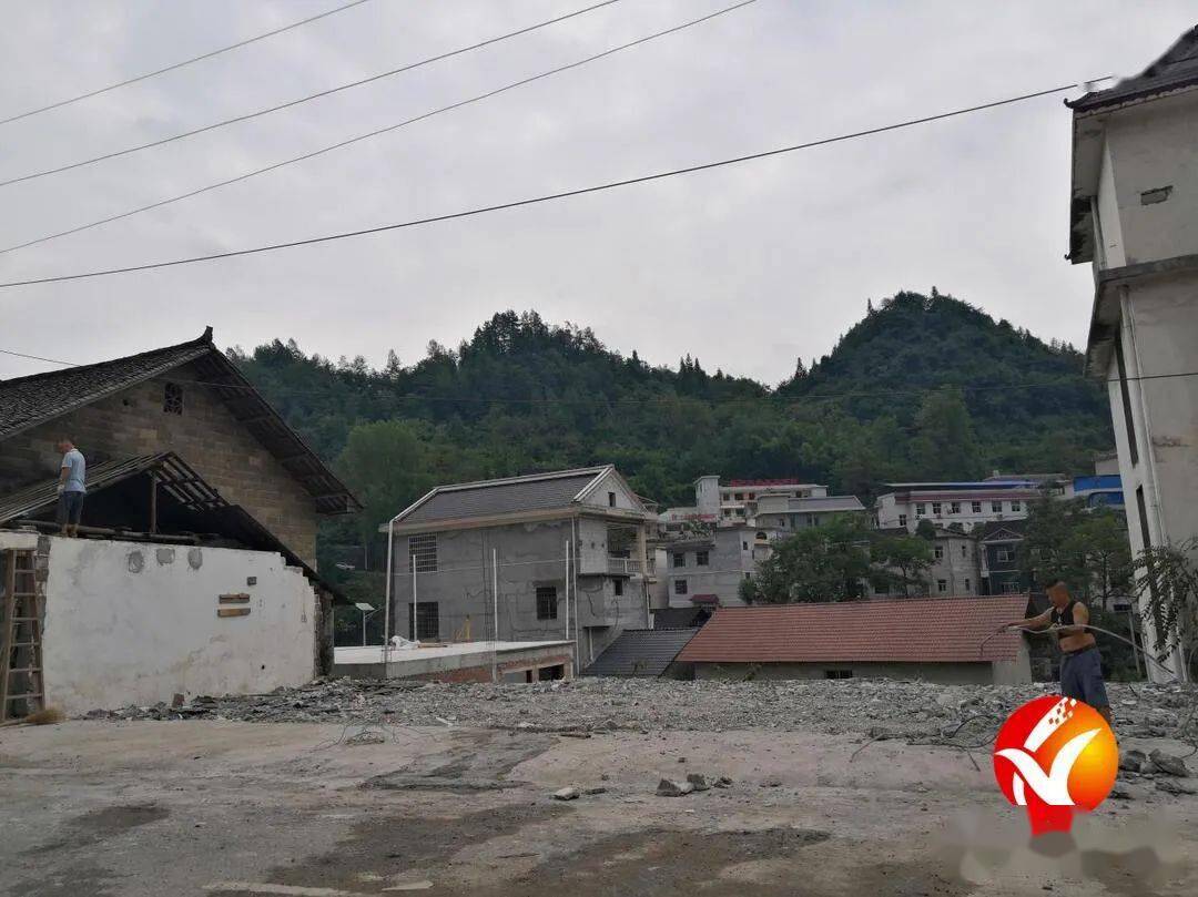 石栏镇全力整治脏乱差村村户户变新家